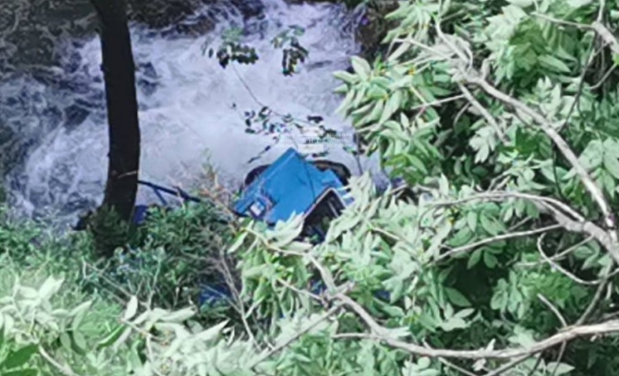 Миниван пропадна в 40-метрова пропаст край Симитли